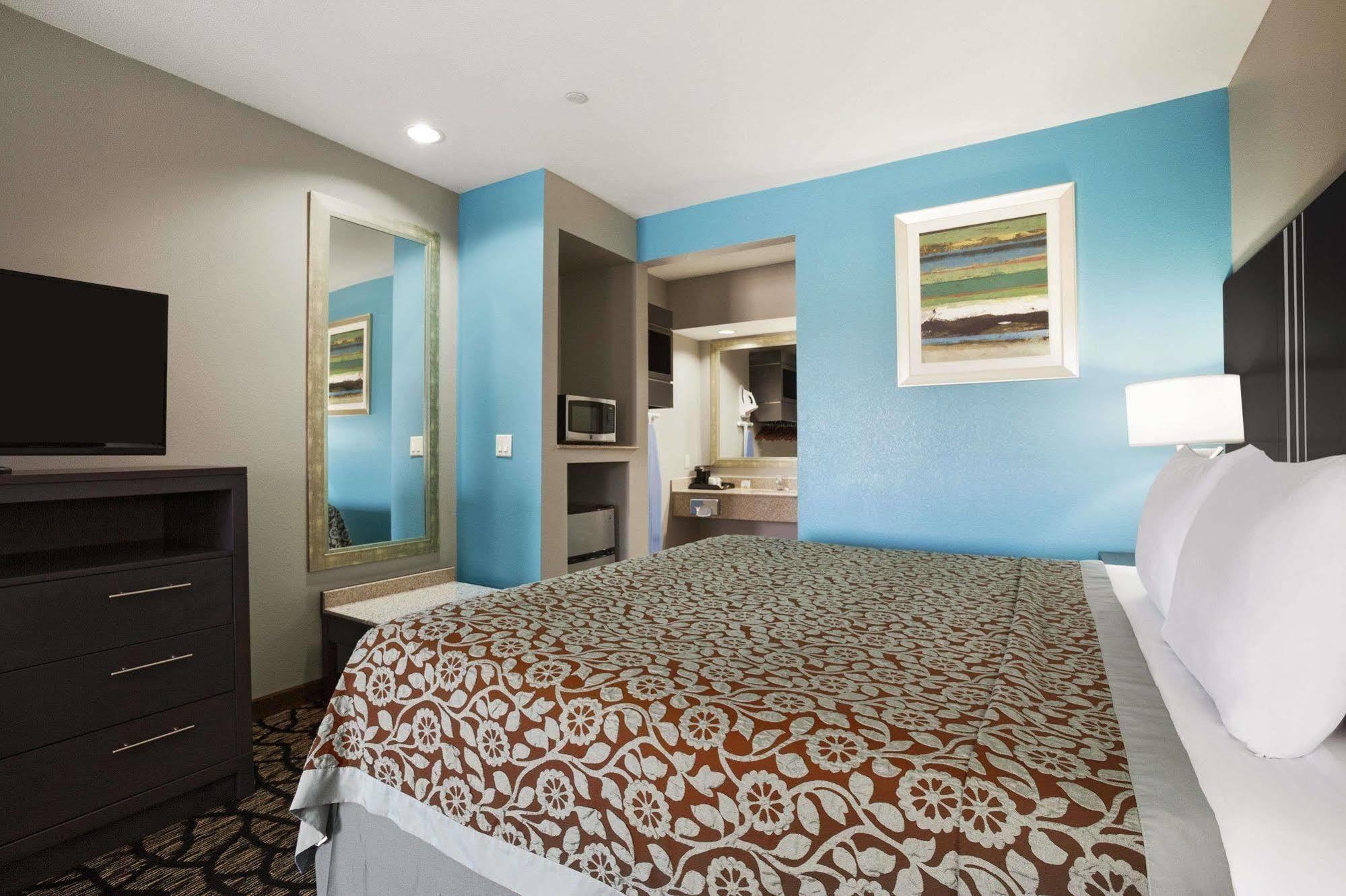 Days & By Wyndham Houston North-spring