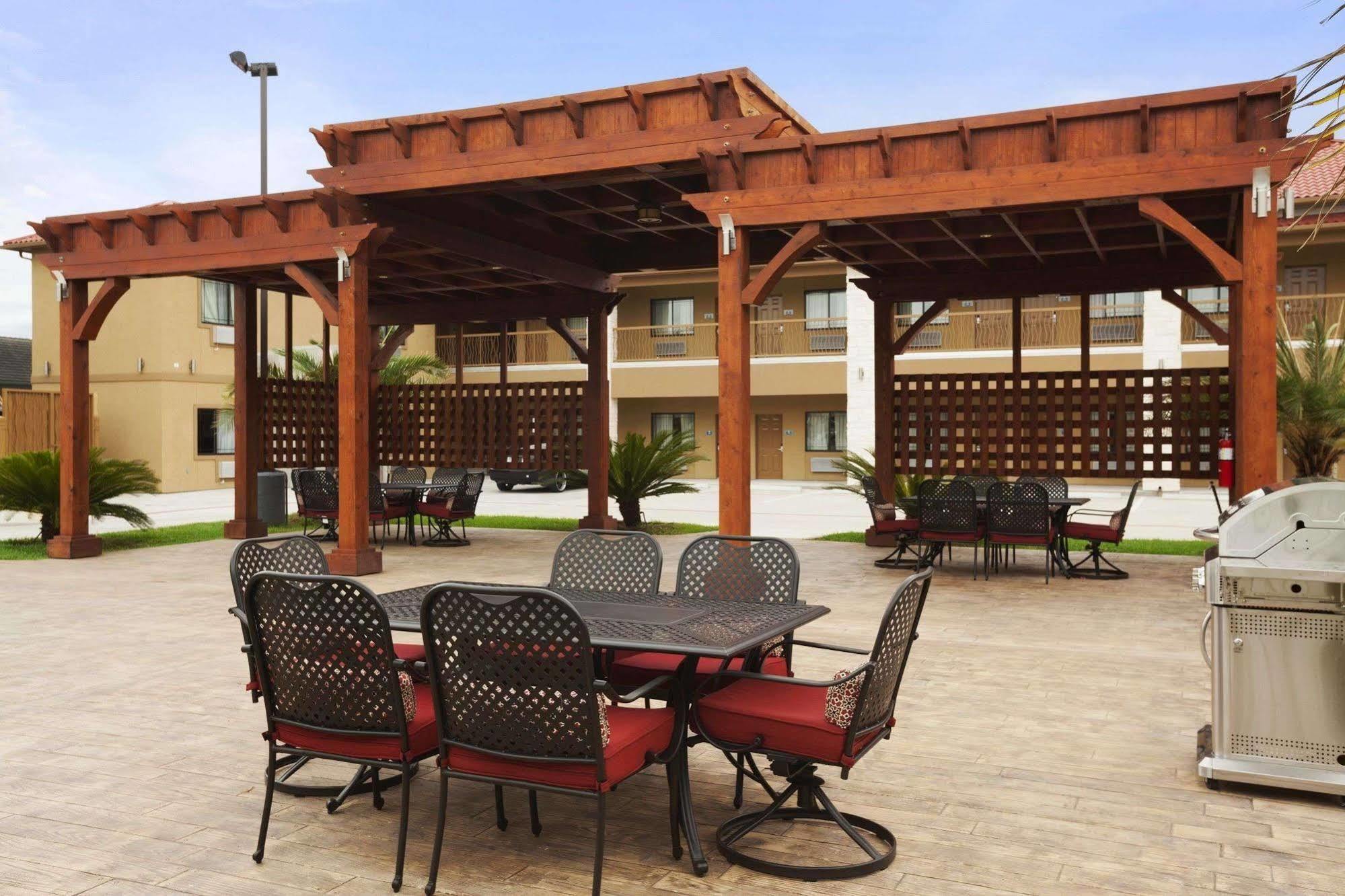 Days & By Wyndham Houston North-spring 2*