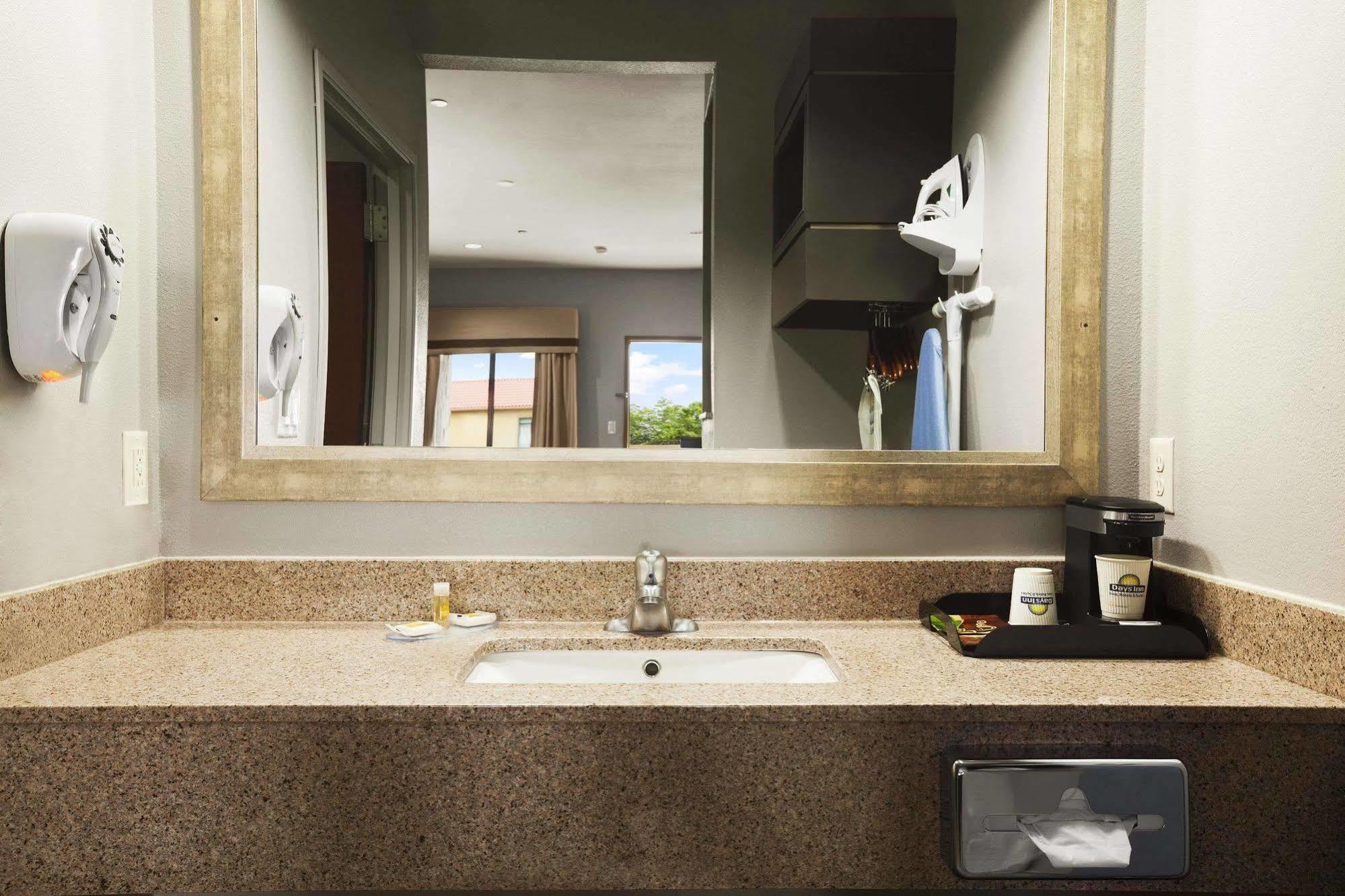 Days & By Wyndham Houston North-spring Motel Westfield