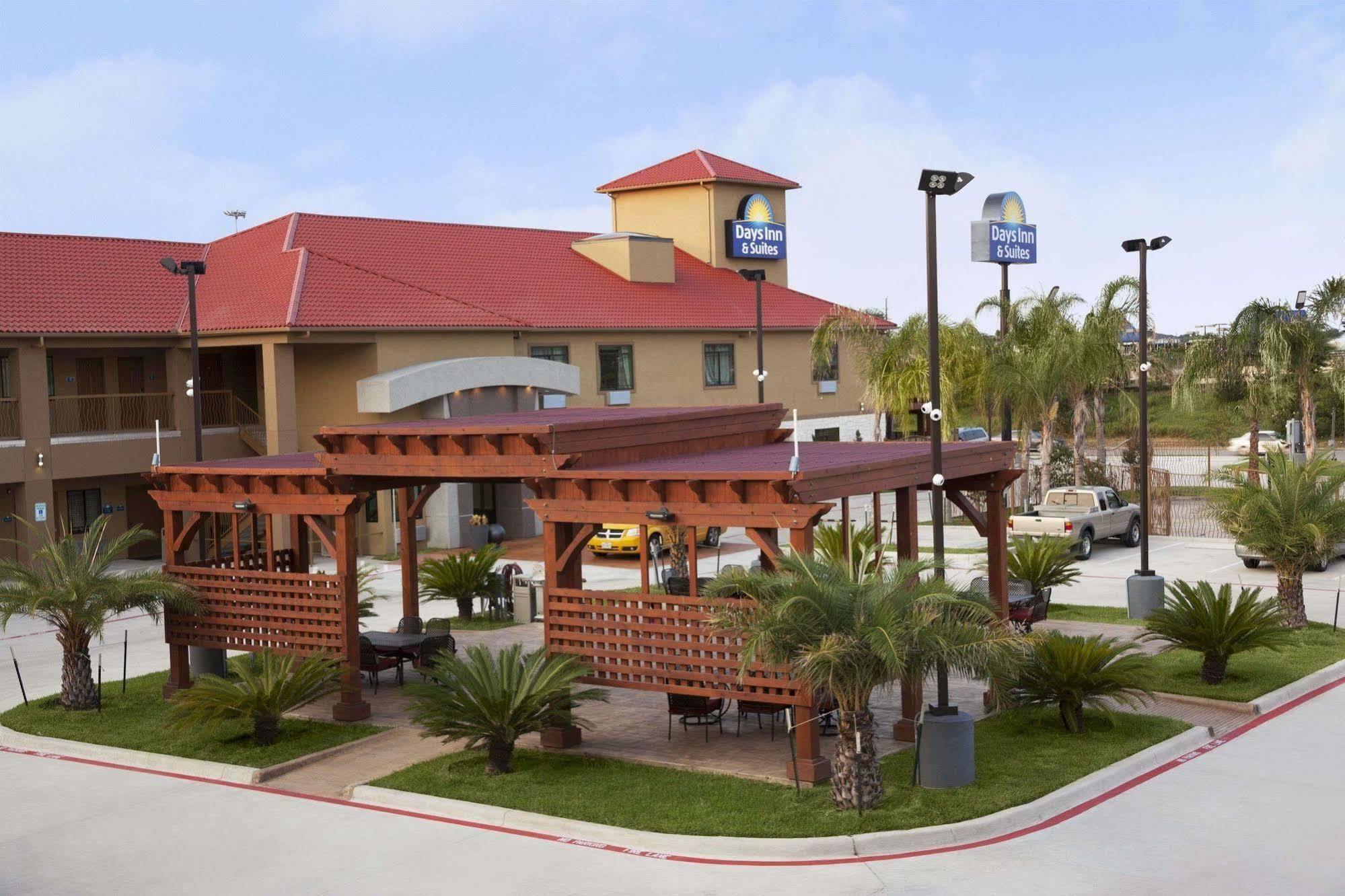 Days & By Wyndham Houston North-spring
