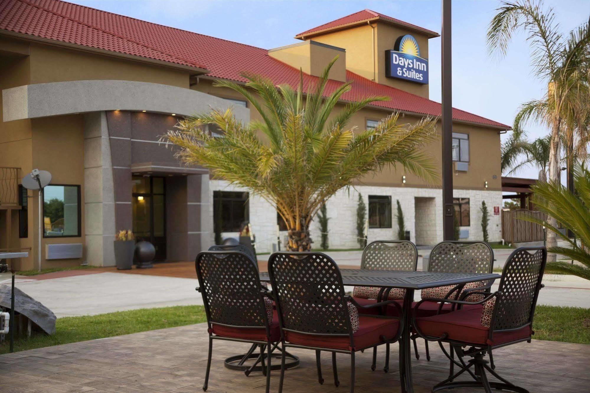 Days & By Wyndham Houston North-spring Motel